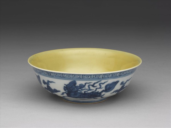 青花黃裡麒麟紋碗