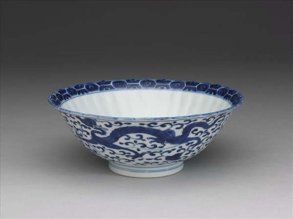 青花穿花螭紋花口碗