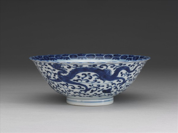 青花穿花螭紋花口碗