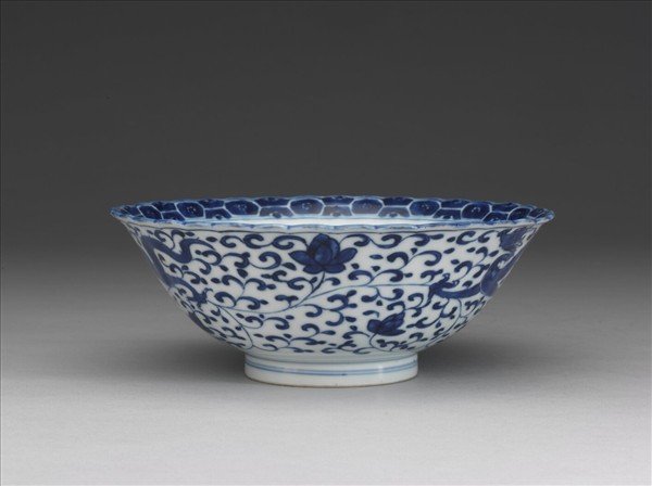 青花穿花螭紋花口碗