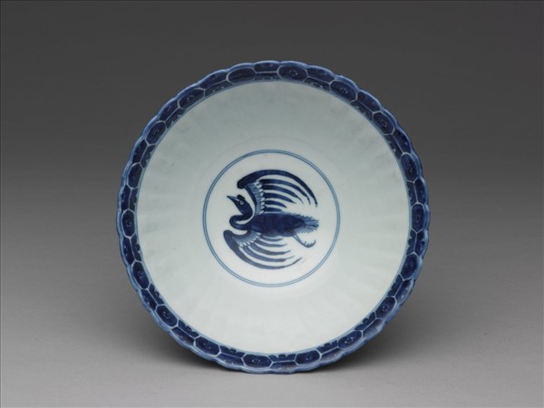 青花穿花螭紋花口碗