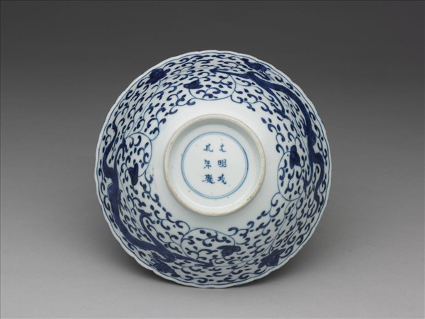 青花穿花螭紋花口碗