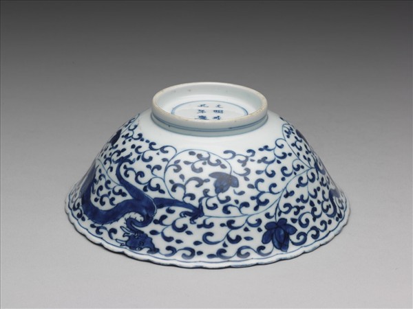 青花穿花螭紋花口碗