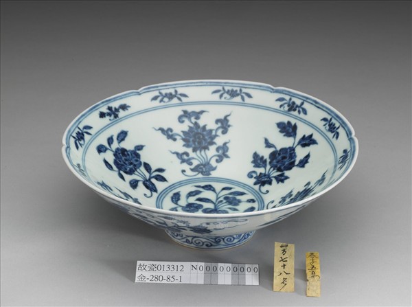 青花花果紋葵口碗