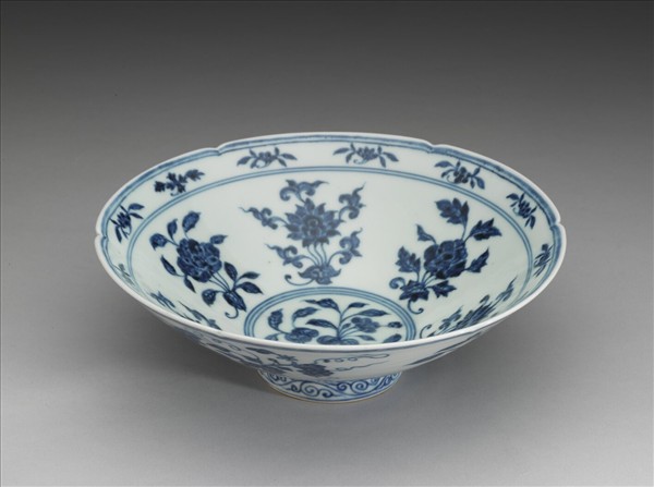 青花花果紋葵口碗