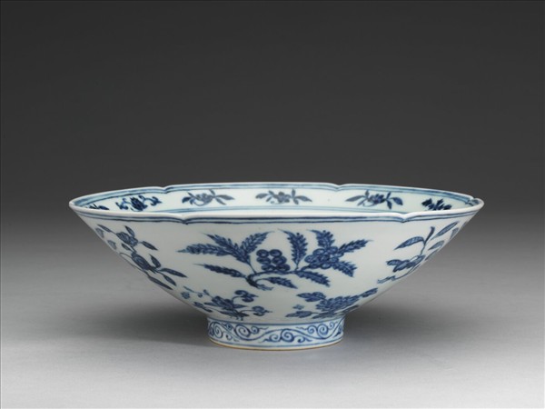 青花花果紋葵口碗