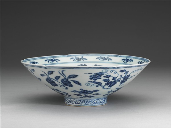 青花花果紋葵口碗