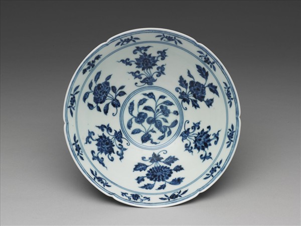 青花花果紋葵口碗