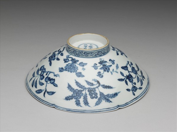 青花花果紋葵口碗