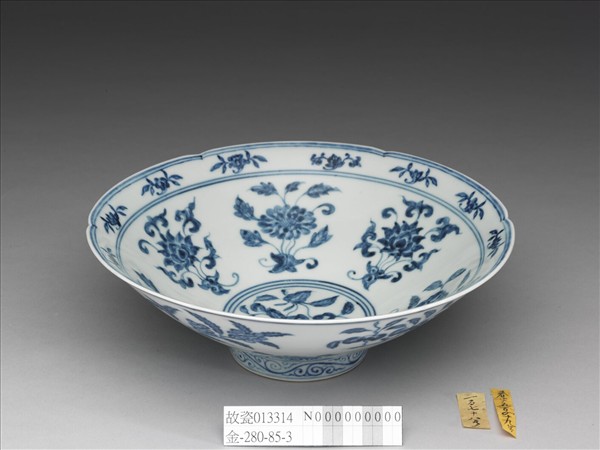 青花花果紋葵口碗