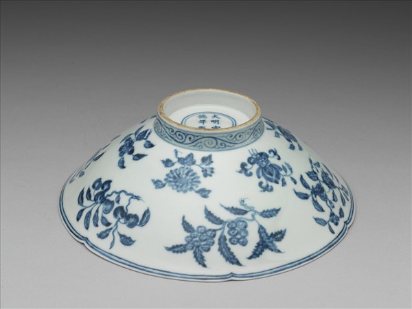 青花花果紋葵口碗