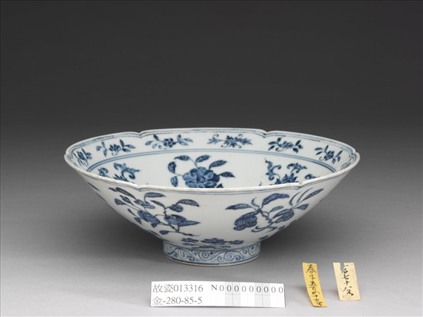 青花花果紋葵口碗