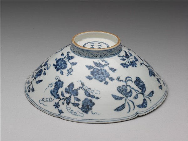 青花花果紋葵口碗