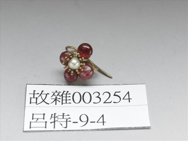 鑲寶石花形耳環