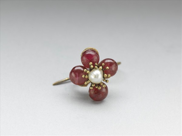 鑲寶石花形耳環