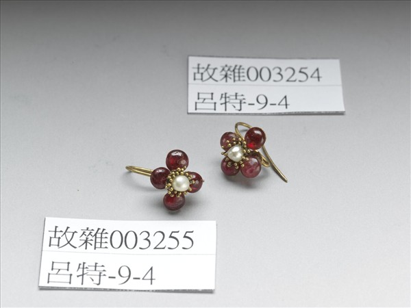 鑲寶石花形耳環