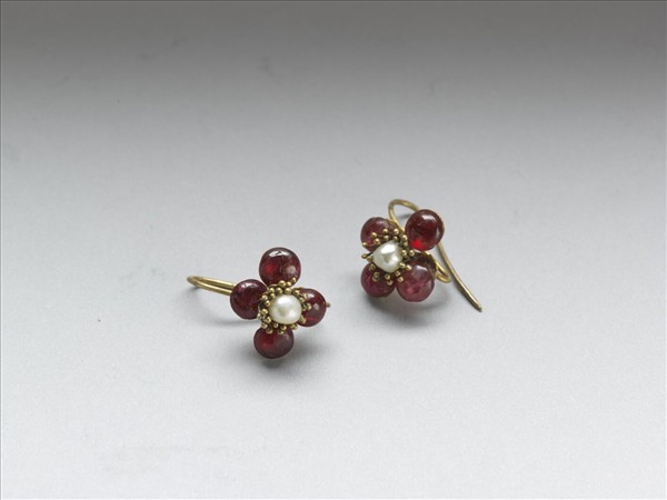 鑲寶石花形耳環