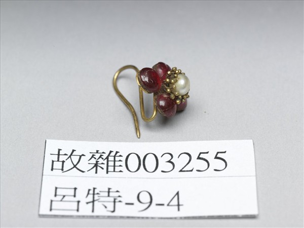 鑲寶石花形耳環