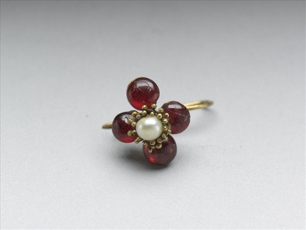 鑲寶石花形耳環