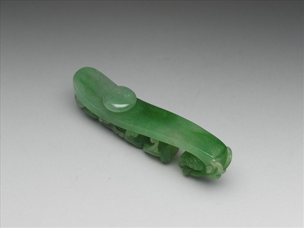 翠玉螭紋帶鉤