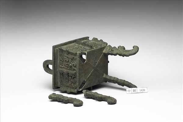 獸面紋扁足方鼎