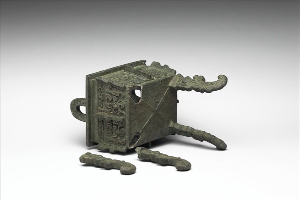 獸面紋扁足方鼎