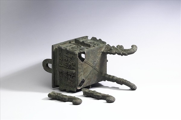 獸面紋扁足方鼎