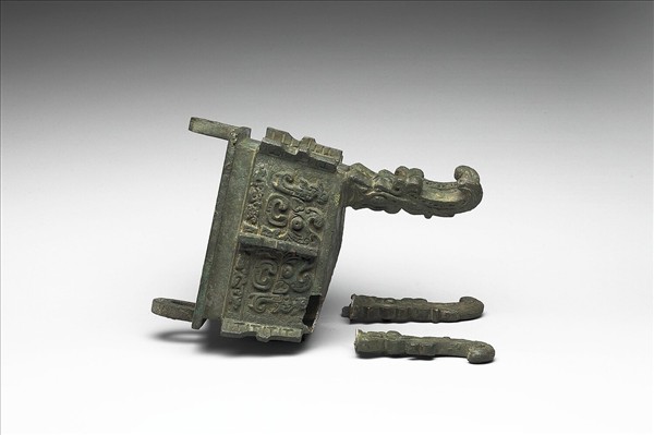 獸面紋扁足方鼎