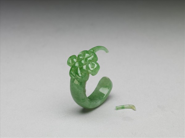 翠玉盤長結耳環