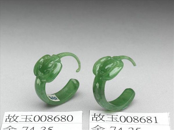 翠玉雕蝙蝠耳環