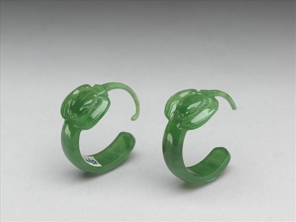 翠玉雕蝙蝠耳環