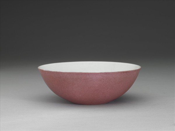 胭脂紅彩暗八寶淺碗