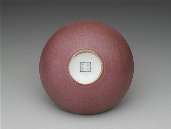 胭脂紅彩暗八寶淺碗