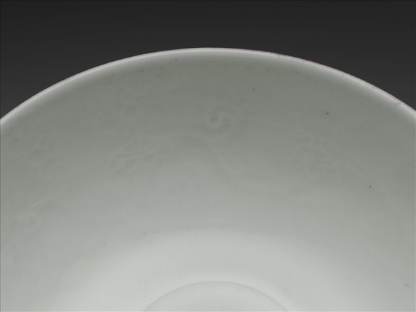 胭脂紅彩暗八寶淺碗