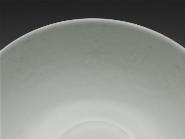 胭脂紅彩暗八寶淺碗