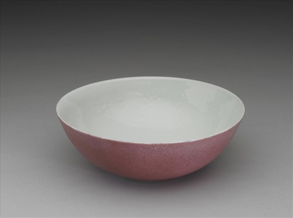 胭脂紅彩暗八寶淺碗