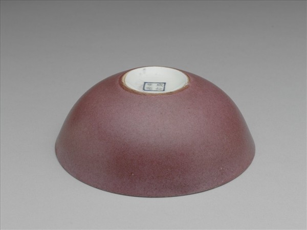 胭脂紅彩暗八寶淺碗