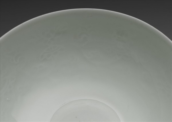 胭脂紅彩暗八寶淺碗