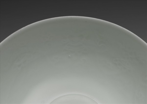 胭脂紅彩暗八寶淺碗