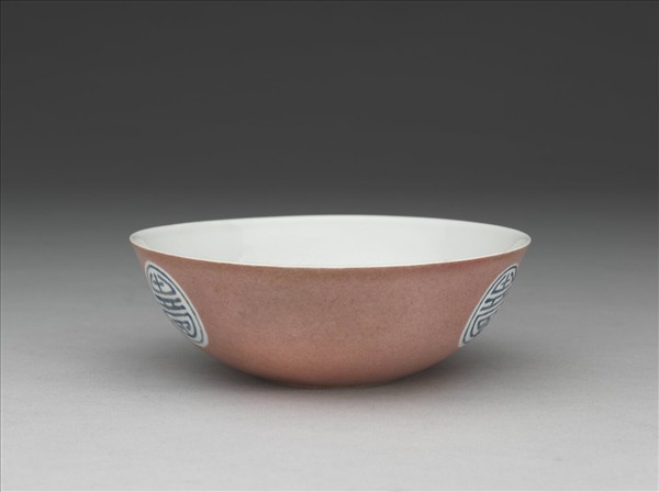 胭脂紅彩暗八寶團壽淺碗