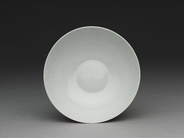 胭脂紅彩暗八寶團壽淺碗