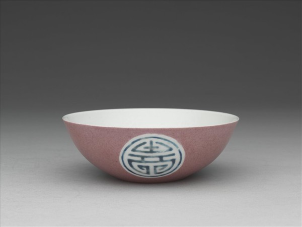 胭脂紅彩暗八寶團壽淺碗