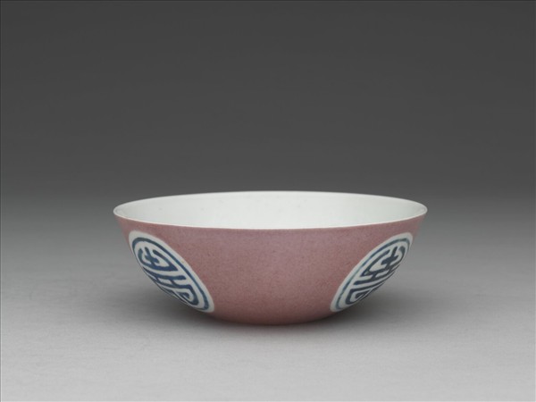 胭脂紅彩暗八寶團壽淺碗