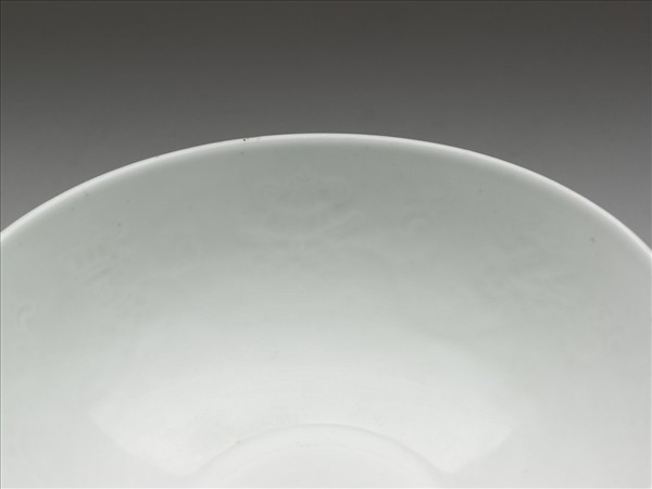 胭脂紅彩暗八寶團壽淺碗