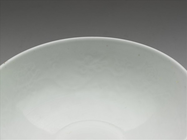 胭脂紅彩暗八寶團壽淺碗