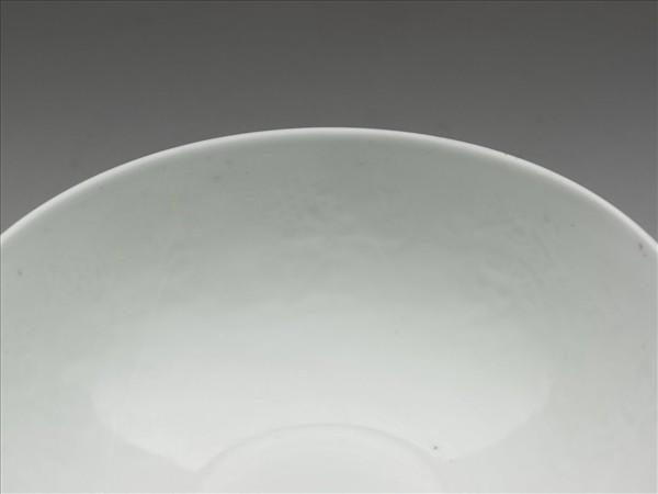 胭脂紅彩暗八寶團壽淺碗