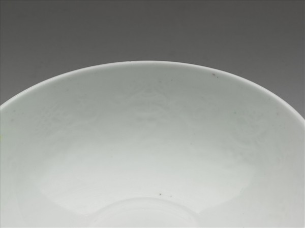 胭脂紅彩暗八寶團壽淺碗