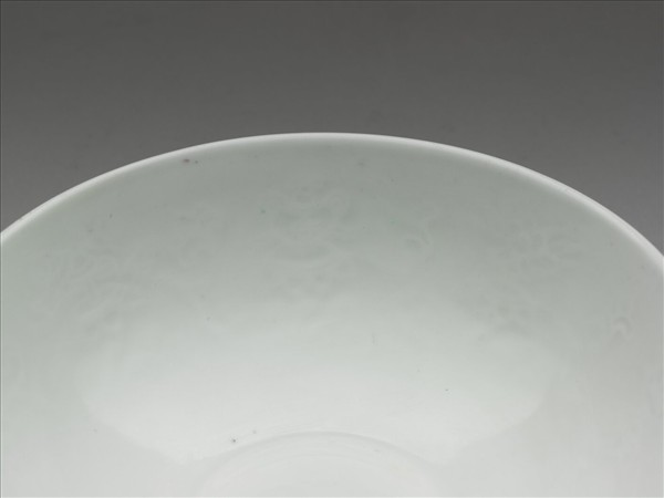 胭脂紅彩暗八寶團壽淺碗