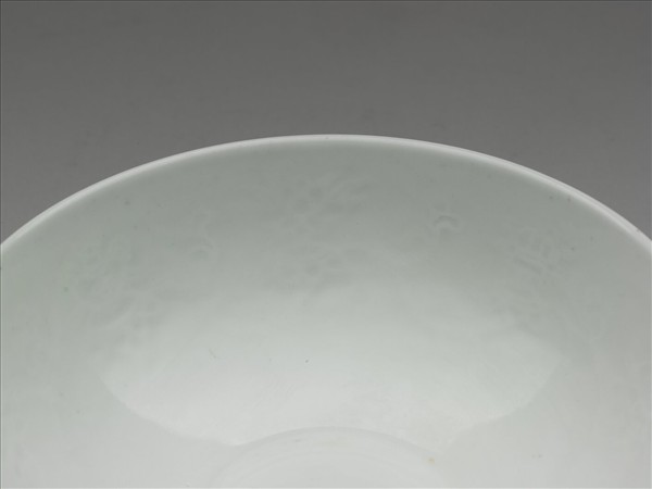 胭脂紅彩暗八寶團壽淺碗