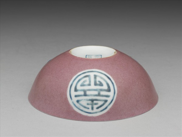 胭脂紅彩暗八寶團壽淺碗